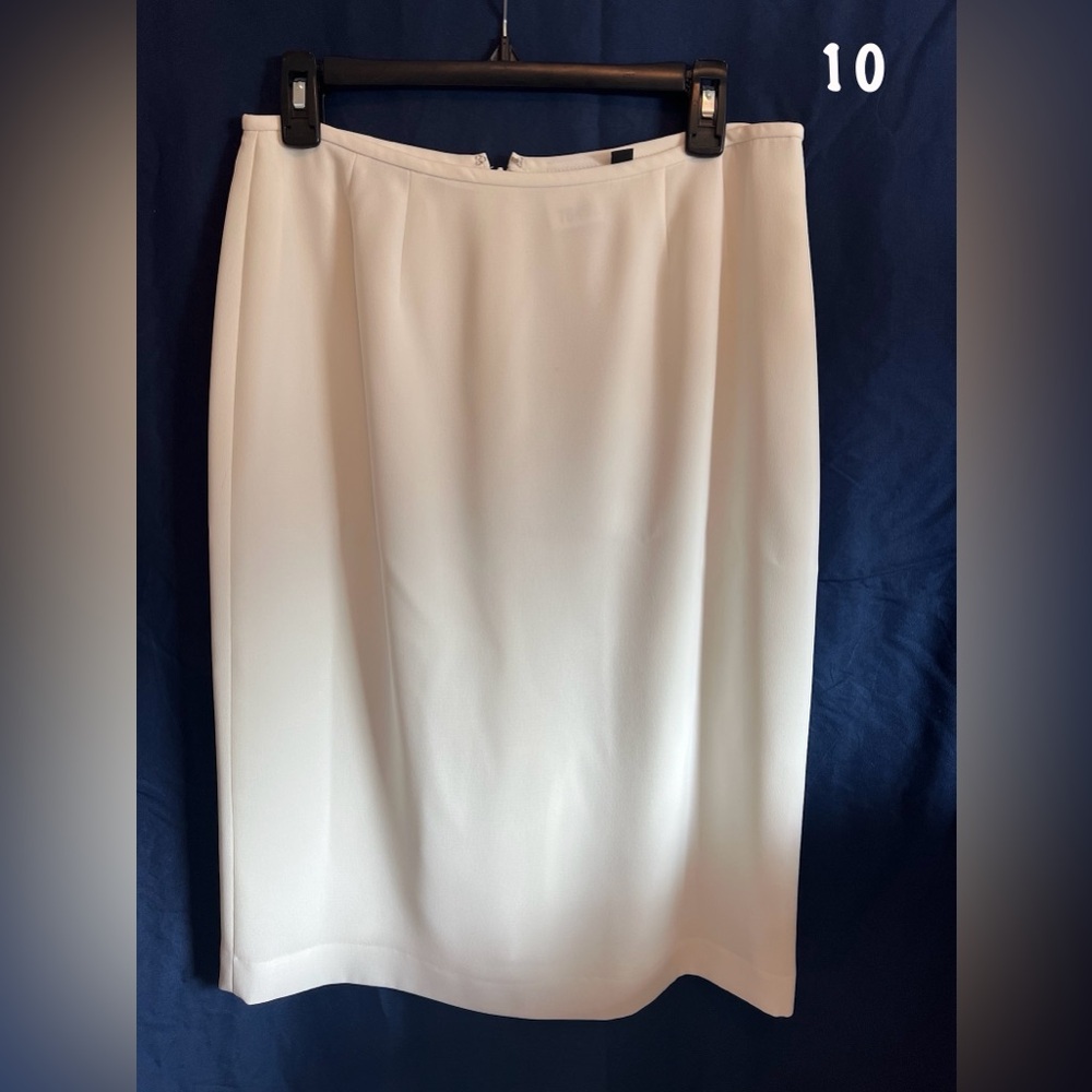 White Kasper size 8 100% polyester with lining